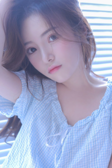 女生穿露胸衣服